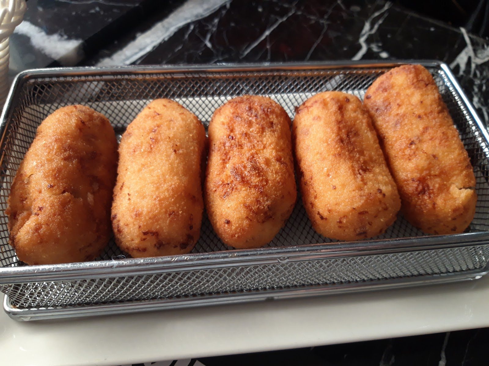 Croquetas caseras de jamón. Crujientes por fuera y cremosas por dentro.