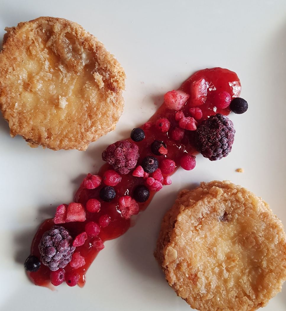 Queso frito con salsa de frutos rojos. Postre de contraste dulce y salado.